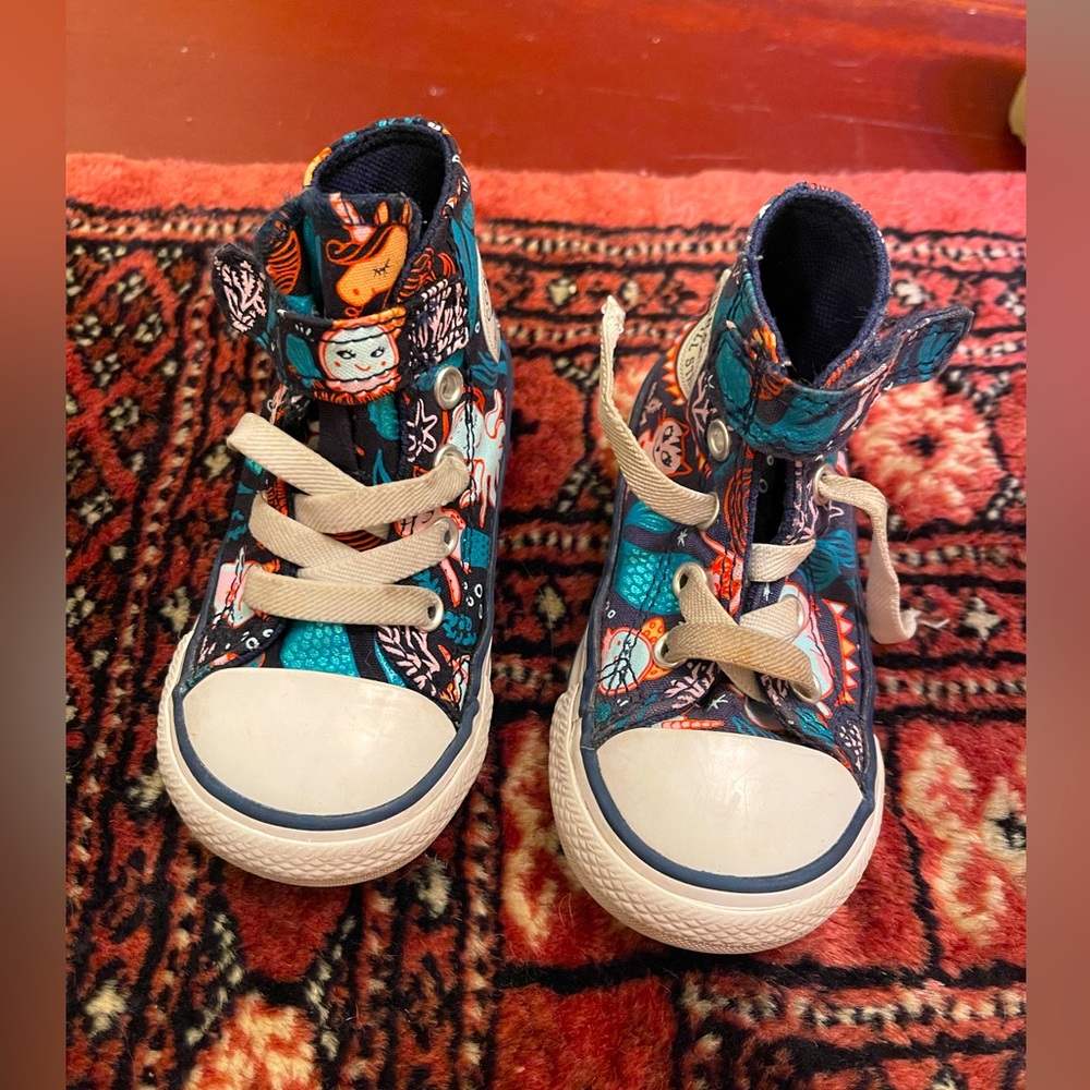 Converse toddler girl sneaker size 5